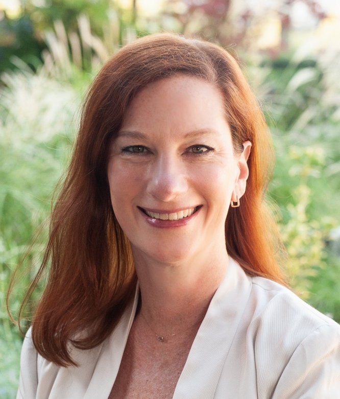 Alyssa Williamson photo woman blonde outside